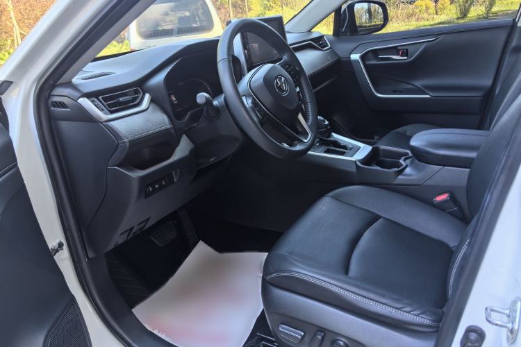 Used Toyota RAV4 2020 2.0L CVT Two-Wheel Drive Prestige Edition Interior 2