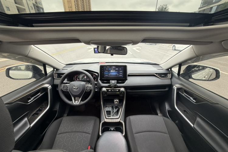 Used Toyota RAV4 2020 2.0L CVT Two-Wheel Drive Fashion Edition Interior 3