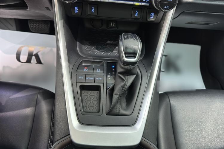 Used Toyota RAV4 2020 2.0L CVT Two-Wheel Drive Fashion PLUS Edition Interior 3