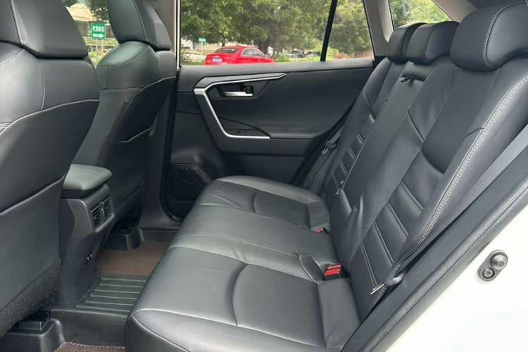 Used Toyota RAV4 2020 2.0L CVT Two-Wheel Drive Prestige Edition Interior 3