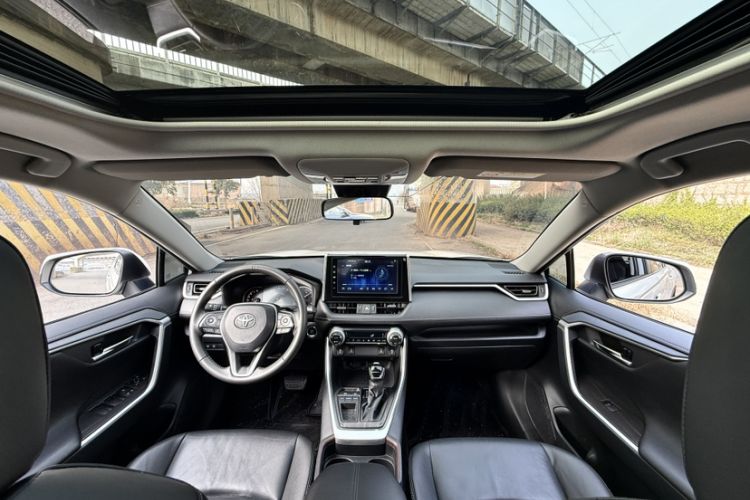 Used Toyota RAV4 2020 2.0L CVT Two-Wheel Drive Fashion PLUS Edition Interior 3