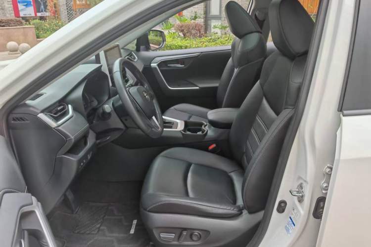 Used Toyota RAV4 2020 2.0L CVT 4x4 Style PLUS Edition Interior 3
