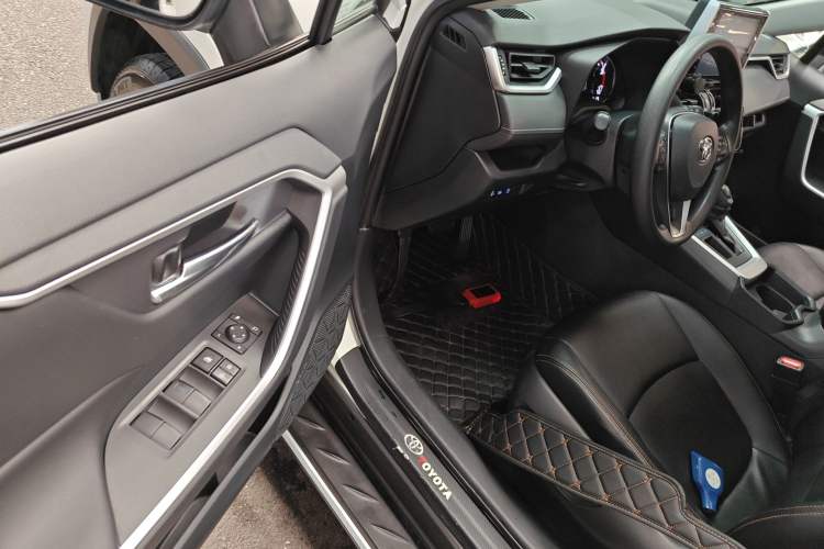 Used Toyota RAV4 2020 2.0L CVT Two-Wheel Drive Fashion Edition Interior 3