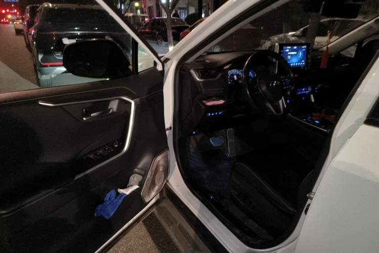 Used Toyota RAV4 2020 Dual-Motor 2.5L E-CVT Four-Wheel Drive Flagship Edition Interior 3