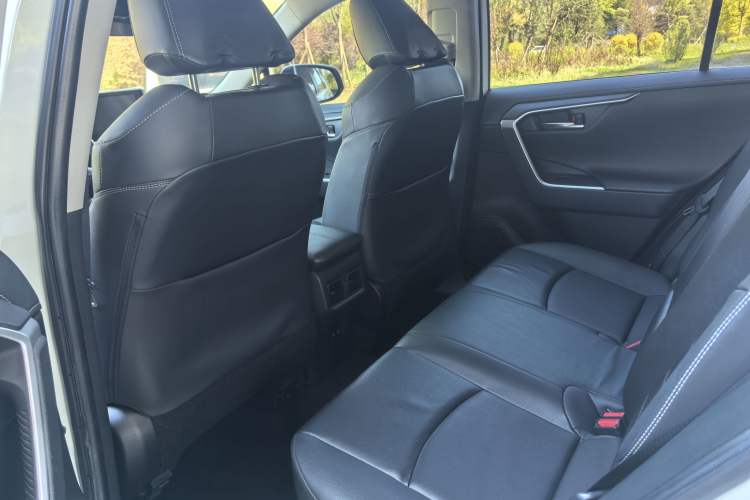 Used Toyota RAV4 2020 2.0L CVT Two-Wheel Drive Prestige Edition Interior 3