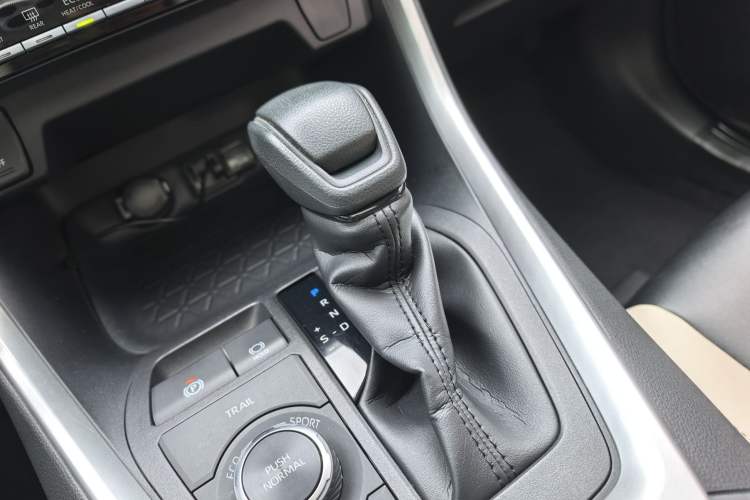 Used Toyota RAV4 2020 Dual-Engine 2.5L E-CVT Four-Wheel Drive Elite Edition Interior 4