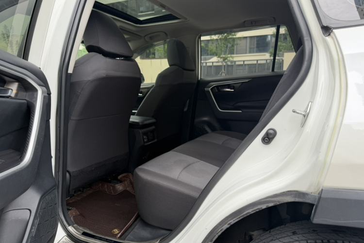 Used Toyota RAV4 2020 2.0L CVT Two-Wheel Drive Fashion Edition Interior 4