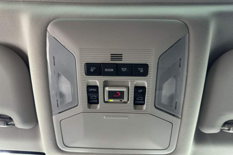 Used Toyota RAV4 2020 2.0L CVT Two-Wheel Drive Fashion PLUS Edition Interior 4