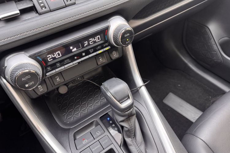 Used Toyota RAV4 2020 2.0L CVT Two-Wheel Drive Fashion PLUS Edition Interior 4