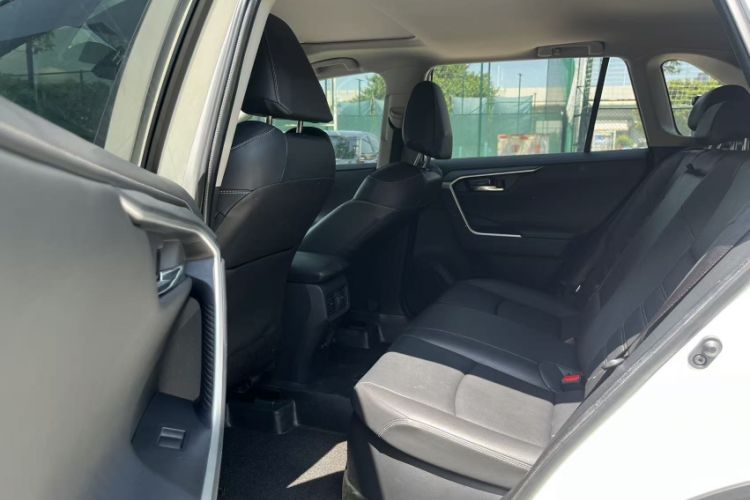 Used Toyota RAV4 2020 Dual-Engine 2.5L E-CVT 4x4 Elite PLUS Edition Interior 4