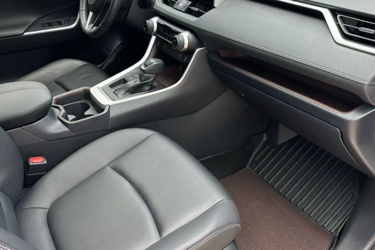 Used Toyota RAV4 2020 2.0L CVT Two-Wheel Drive Prestige Edition Interior 4