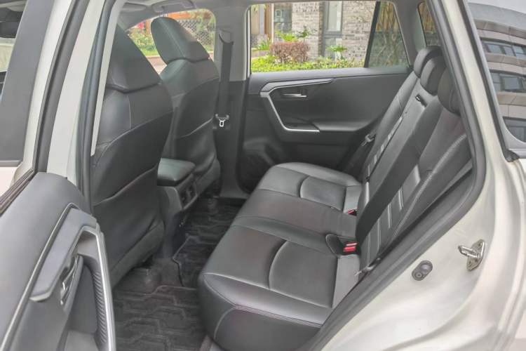 Used Toyota RAV4 2020 2.0L CVT 4x4 Style PLUS Edition Interior 4