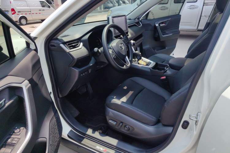 Used Toyota RAV4 2020 2.0L CVT Two-Wheel Drive Fashion Edition Interior 4