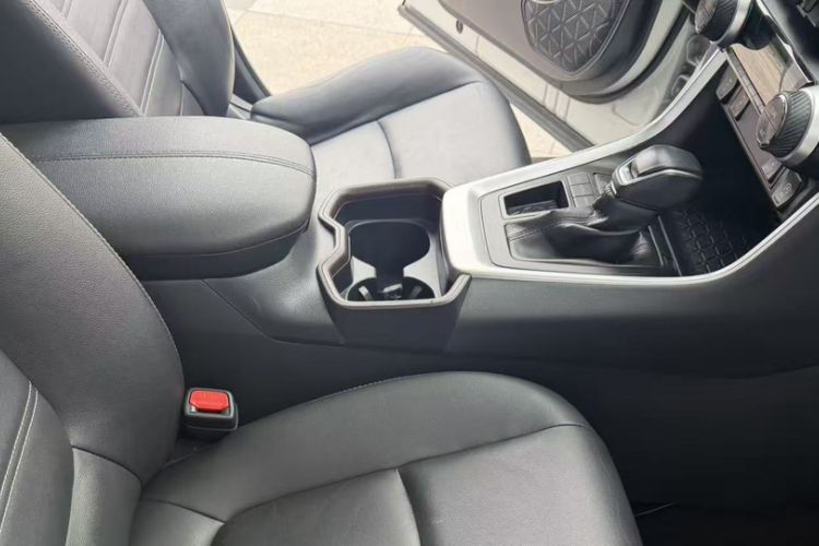 Used Toyota RAV4 2020 2.0L CVT Two-Wheel Drive Fashion PLUS Edition Interior 4