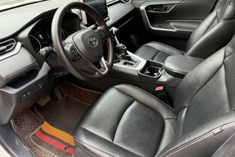 Used Toyota RAV4 2020 2.0L CVT Two-Wheel Drive Urban Edition Interior 4
