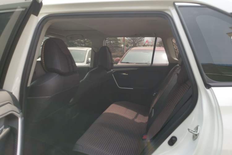 Used Toyota RAV4 2020 Dual-Engine 2.5L E-CVT 4x4 Elite PLUS Edition Interior 4