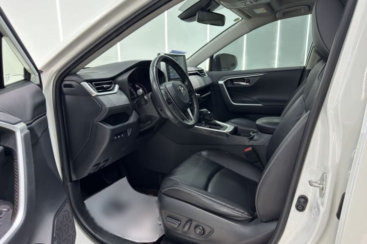 Used Toyota RAV4 2020 2.0L CVT Two-Wheel Drive Fashion PLUS Edition Interior 5