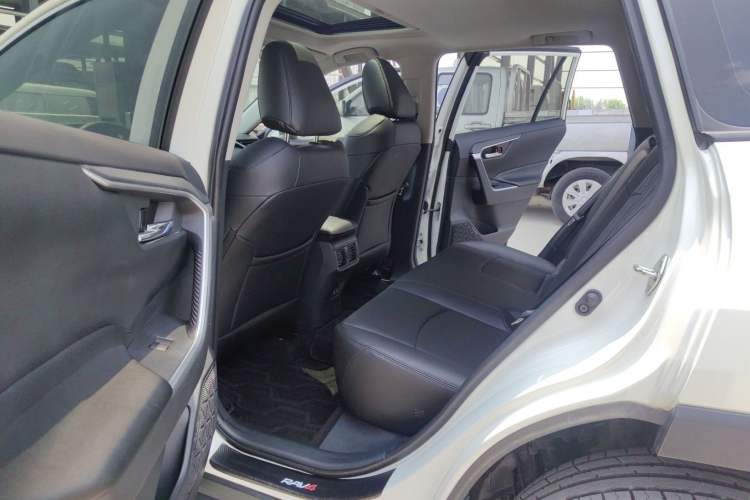 Used Toyota RAV4 2020 2.0L CVT Two-Wheel Drive Fashion Edition Interior 5