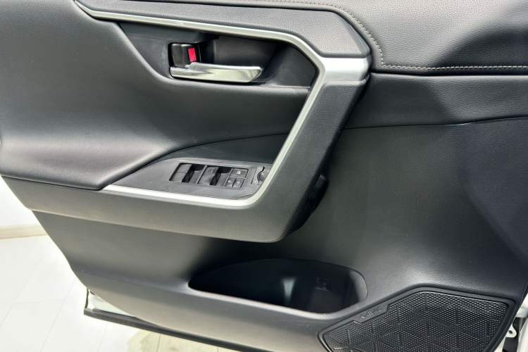 Used Toyota RAV4 2020 2.0L CVT Two-Wheel Drive Fashion PLUS Edition Interior 9