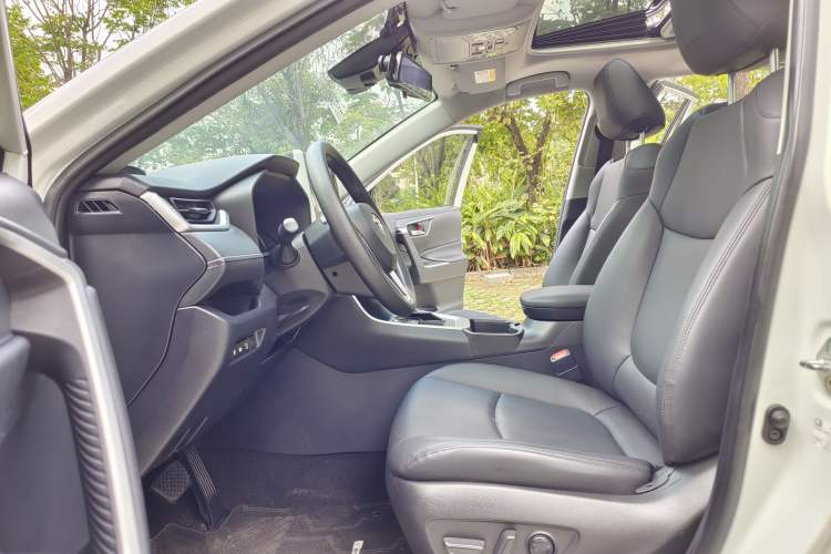 Used Toyota RAV4 2020 2.0L CVT Two-Wheel Drive Fashion Edition Interior 9