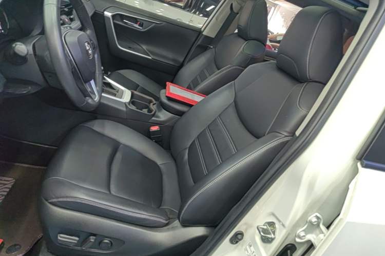 Used Toyota RAV4 2020 2.0L CVT Two-Wheel Drive Prestige Edition Left Front Seat