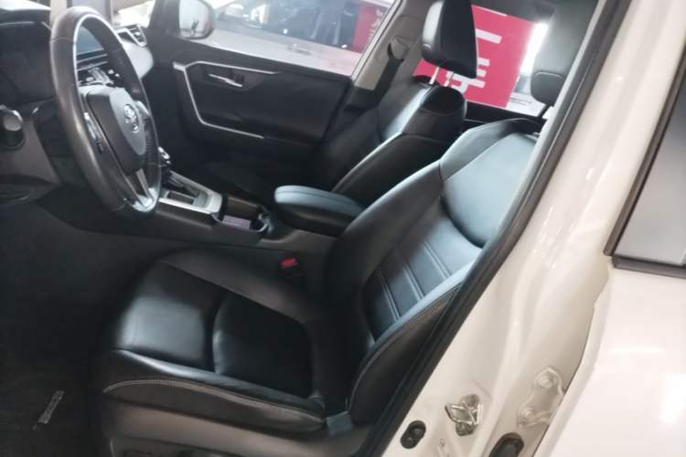 Used Toyota RAV4 2020 2.0L CVT Two-Wheel Drive Prestige Edition Left Front Seat