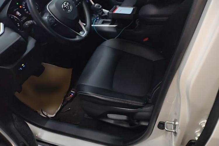 Used Toyota RAV4 2020 2.0L CVT Two-Wheel Drive Urban Edition Left Front Seat