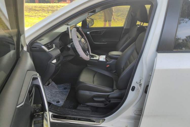 Used Toyota RAV4 2020 2.0L CVT Two-Wheel Drive Urban Edition Left Front Seat
