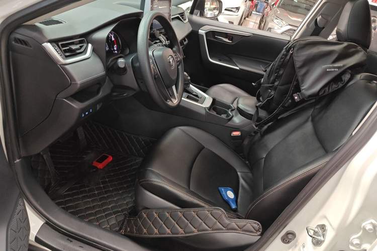 Used Toyota RAV4 2020 2.0L CVT Two-Wheel Drive Fashion Edition Left Front Seat