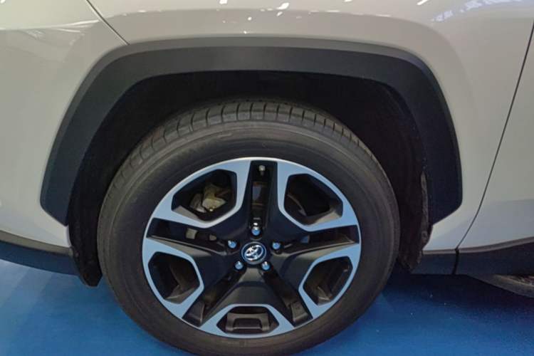 Used Toyota RAV4 2020 2.0L CVT Two-Wheel Drive Prestige Edition Left Front Wheel Hub