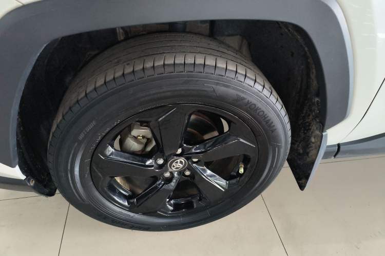 Used Toyota RAV4 2020 Dual-Engine 2.5L E-CVT 4x4 Elite PLUS Edition Left Front Wheel Hub