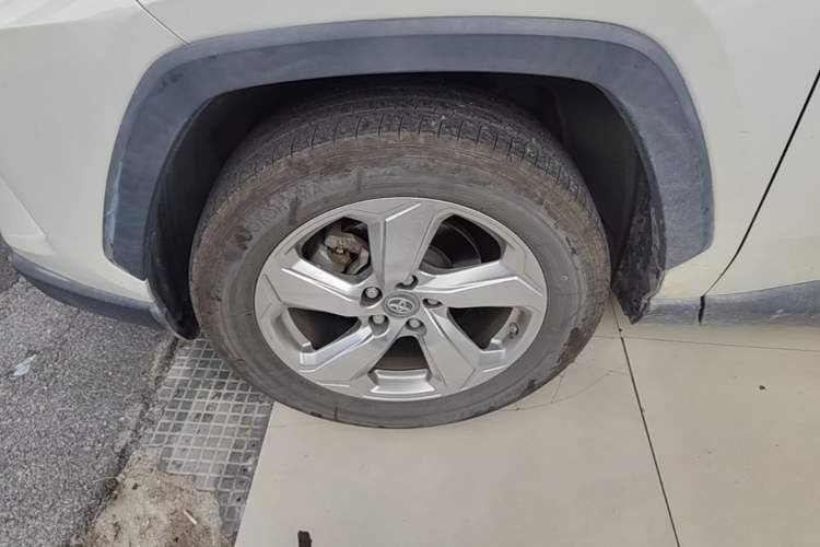 Used Toyota RAV4 2020 2.0L CVT 4x4 Trend Edition Left Front Wheel Hub