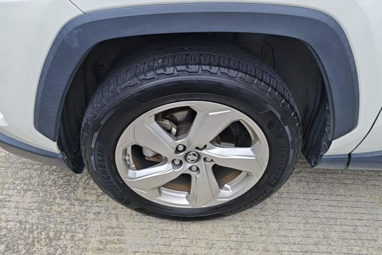Used Toyota RAV4 2020 2.0L CVT 4x4 Trend Edition Left Front Wheel Hub