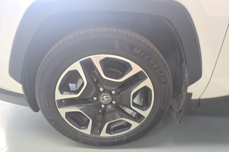Used Toyota RAV4 2020 2.0L CVT Two-Wheel Drive Prestige Edition Left Front Wheel Hub