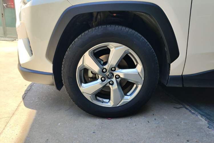Used Toyota RAV4 2020 Dual-Engine 2.5L E-CVT Two-Wheel Drive Elite Edition Left Front Wheel Hub