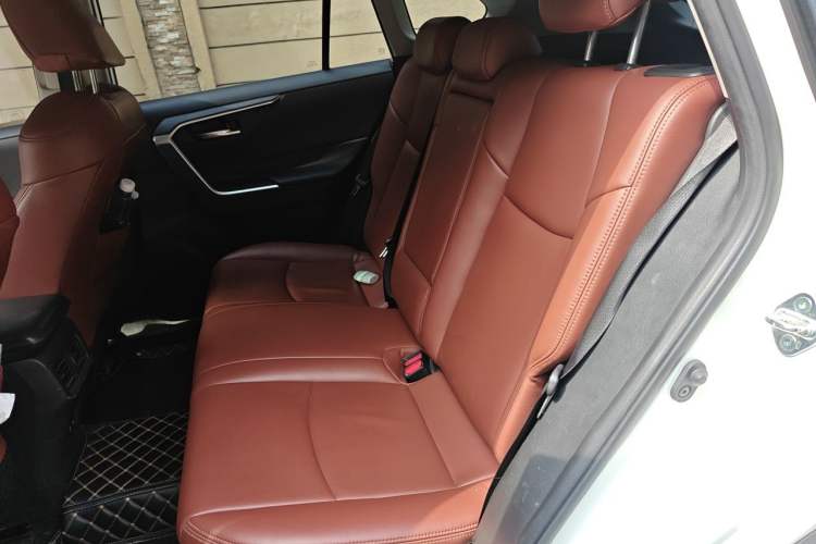 Used Toyota RAV4 2020 Dual-Engine 2.5L E-CVT Four-Wheel Drive Elite Edition Left Rear Seat