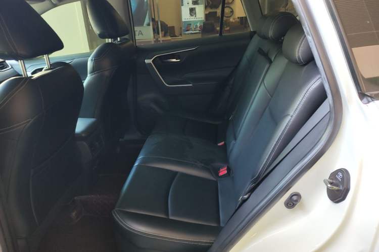 Used Toyota RAV4 2020 Dual-Engine 2.5L E-CVT Two-Wheel Drive Elite Edition Left Rear Seat