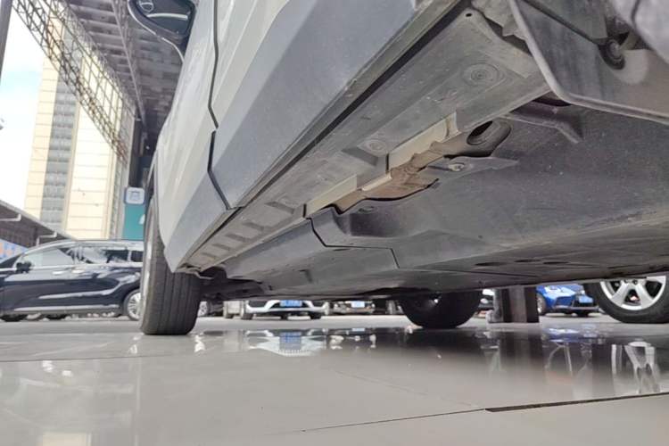 Used Toyota RAV4 2020 2.0L CVT 4x4 Trend Edition Left Side Sill