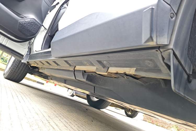 Used Toyota RAV4 2020 2.0L CVT 4x4 Trend Edition Left Side Sill