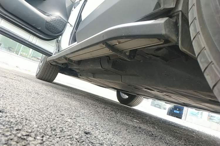 Used Toyota RAV4 2020 2.0L CVT Four-Wheel Drive Prestige Edition Left Side Sill