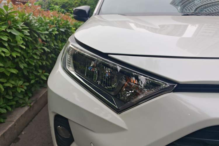 Used Toyota RAV4 2020 Dual-Engine 2.5L E-CVT 4x4 Elite PLUS Edition Right Front Headlight