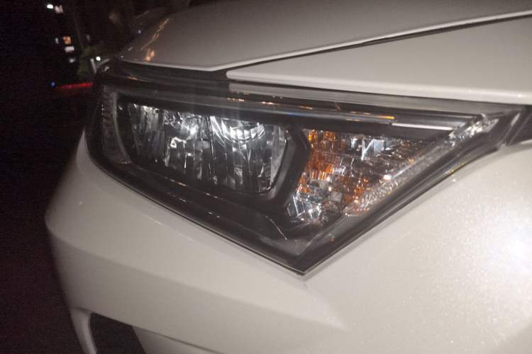 Used Toyota RAV4 2020 Dual-Engine 2.5L E-CVT 4x4 Elite PLUS Edition Right Front Headlight