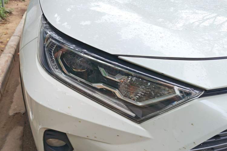 Used Toyota RAV4 2020 Dual-Motor 2.5L E-CVT Four-Wheel Drive Flagship Edition Right Front Headlight