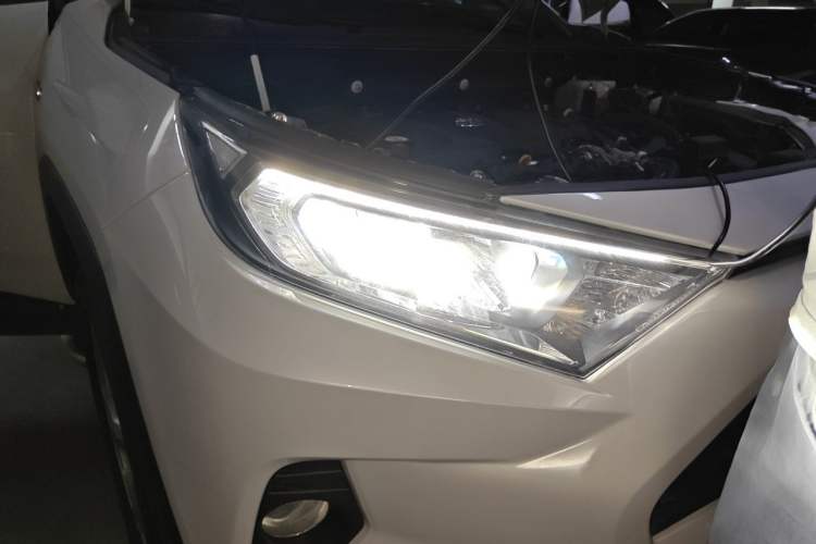 Used Toyota RAV4 2020 Dual-Engine 2.5L E-CVT Two-Wheel Drive Elite Edition Right Front Headlight