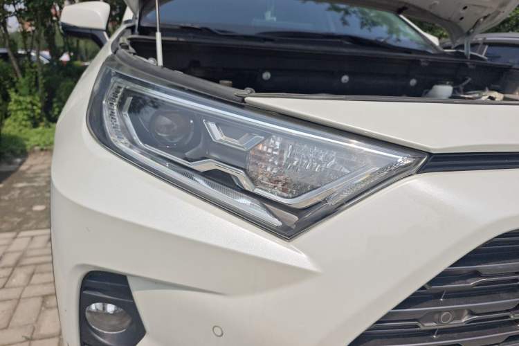 Used Toyota RAV4 2020 2.0L CVT Two-Wheel Drive Prestige Edition Right Front Headlight