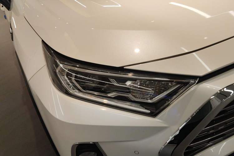 Used Toyota RAV4 2020 Dual-Motor 2.5L E-CVT Four-Wheel Drive Flagship Edition Right Front Headlight