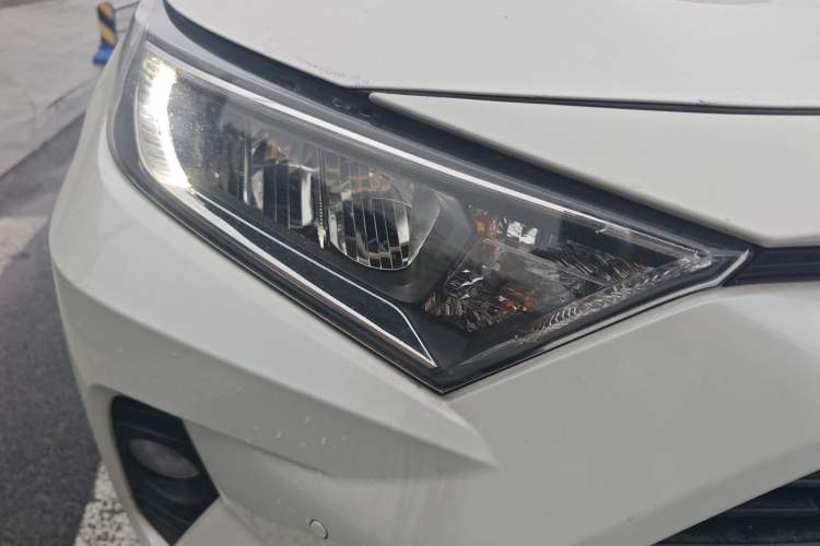 Used Toyota RAV4 2020 Dual-Engine 2.5L E-CVT Four-Wheel Drive Elite Edition Right Front Headlight
