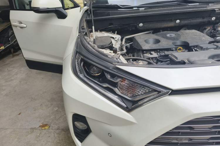 Used Toyota RAV4 2020 2.0L CVT Two-Wheel Drive Prestige Edition Right Front Headlight