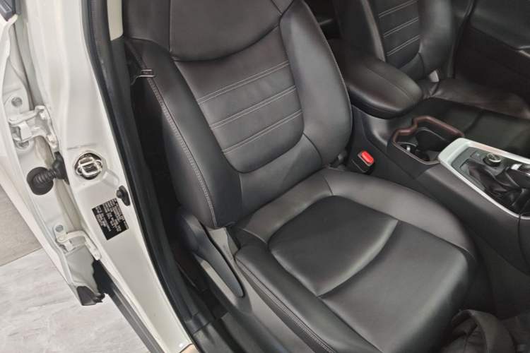 Used Toyota RAV4 2020 Dual-Engine 2.5L E-CVT 4x4 Elite PLUS Edition Right Front Seat