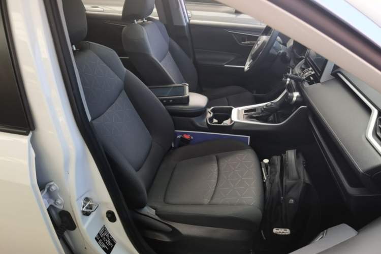 Used Toyota RAV4 2020 2.0L CVT Two-Wheel Drive Fashion Edition Right Front Seat